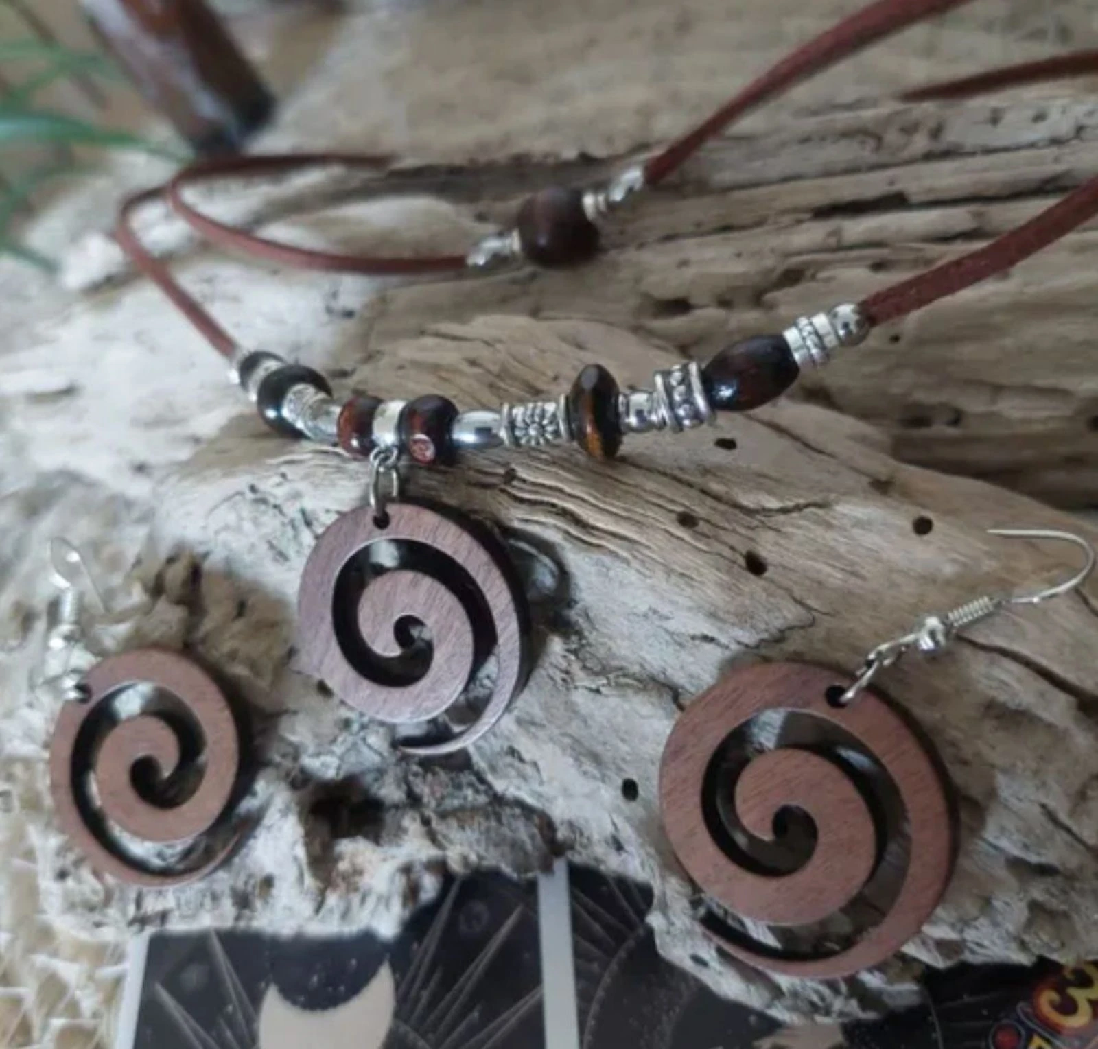 Parure bohemio de dos hileras, espiral de madera chocolate, múltiples perlas de madera – photo 3